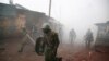 'yan sandan kwantar da tarzoma suna gudun bayan watsa barkonon tsohuwa yayin arangama da masu zanga zanga a Kibera, Nairobi, Kenya,Oct. 26, 2017. 