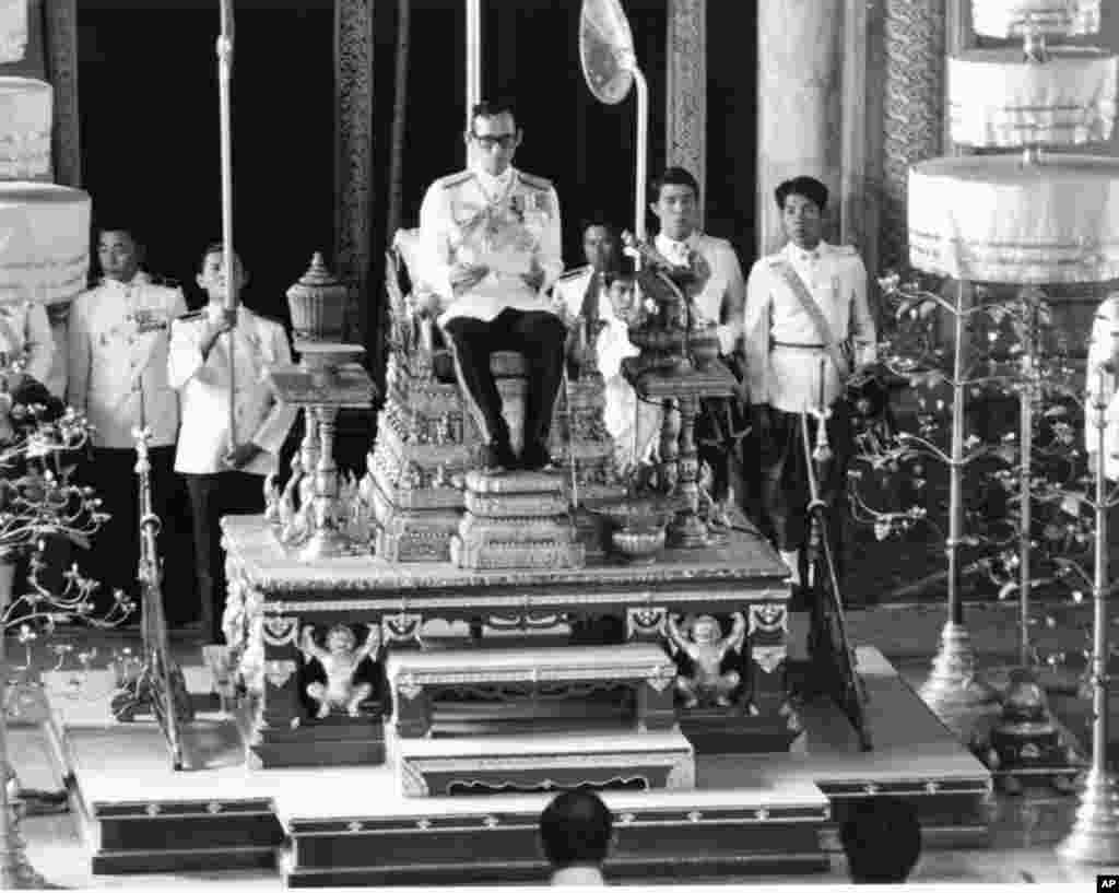 ព្រះមហាក្សត្រ​ថៃ​ព្រះបាទ Bhumidol Adulyadej យាង​ជា​អធិបតី​ក្នុង​សម័យ​ប្រជុំ​ដំបូង​នៃ​សភា​កំណែទម្រង់​ជាតិ​ ក្នុង​ពិធី​មួយ​ ធ្វើ​ឡើង​នៅ​ក្រុង Bangkok ប្រទេស​ថៃ កាល​ពី​ថ្ងៃ​ទី៣០ ខែ​វិច្ឆិកា ឆ្នាំ​១៩៧៦។