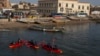 Un groupe de jeunes sénégalais font du kayak sur le fleuve Sénégal, à Saint-Louis, Sénégal, 18 mai 2013.