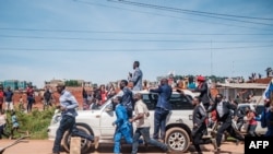 Bobi Wine (katika gari ) akiwasalimia wafuasi wake wakati akielekea kuteuliwa rasmi kuwa mgombea urais Kampala, Uganda, Nov. 03, 2020.