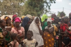 FILE - Wanawake na watoto waliosambaratishwa katika eneo la Centro Agrrio de Napala, ambapo mamia ya walio lazimika kukimbia makazi yao waliwasili hivi karibuni, wakikimbia vita katika jimbo la Cabo Delgado, Msumbiji Disemba 11, 2020.