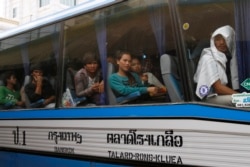 រូបឯកសារ៖ ពលករចំណាកស្រុកកម្ពុជាដែលធ្វើការនៅប្រទេសថៃ ធ្វើដំណើរតាមរថយន្តក្រុងឆ្លងព្រំដែនមកកាន់ប៉ោយប៉ែត ខេត្តបន្ទាយមានជ័យ កាលពីថ្ងៃទី១៧ ខែមិថុនា ឆ្នាំ២០១៤។