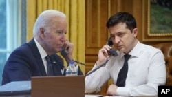 Rais wa Marekani Joe Biden akizungumza kwa simu na rais wa Ukraine Volodymyr Zelenskiy