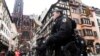 Des policiers français patrouillent près de la cathédrale Notre-Dame de Strasbourg après la fusillade dans la ville, dans l'est de la France, le mercredi 12 décembre 2018. (AP Photo / Jean François Badias) 