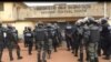 Déploiement de la police à la prison de Kondengui à, Yaoundé, Cameroun, le 23 juillet 2019. (VOA/Kindzeka) 