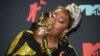 Missy Elliott pose dans la salle de presse avec le prix Video Vanguard aux MTV Video Music Awards au Prudential Center le 26 août 2019 à Newark, N.J.