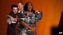 Këngëtarja Lizzo duke marrë çmimin Grammy për këngën e saj hit “About Damn Time”, 5 shkurt, 2023, Los Anxheles.
