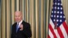 El presidente de EE. UU., Joe Biden, responde una pregunta después de firmar la ley H.R. 3076.