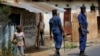 Des policiers burundais à Bujumbura, le 21 juillet 2015. (AP Photo/Jerome Delay)