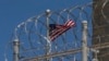 Un drapeau américain flotte derrière les barbelés à la base navale de Guantanamo Bay, à Cuba, le 17 avril 2019. 