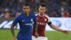 Kenedy de Chelsea, à gauche, en duel avec Laurent Koscielny d'Arsenal lors de leur match d'avant-saison, Chine, le 22 juillet 2017.