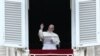 Le pape François salue les fidèles rassemblés sur la place Saint-Pierre au Vatican pour suivre la prière de l'Angélus, le 6 mai 2018.