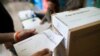 Las encuestas muestran que el presidente Mauricio Macri sigue al candidato del partido peronista Alberto Fernández.