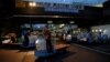 Tsukiji ငါးဈေးတွင် အလုပ်လုပ်နေသော အလုပ်သမားတဦး