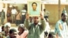 Un proche brandit la photo du journaliste Norbert Zongo lors de ses funérailles à Ouagadougou, Burkina, 16 décembre 1998.