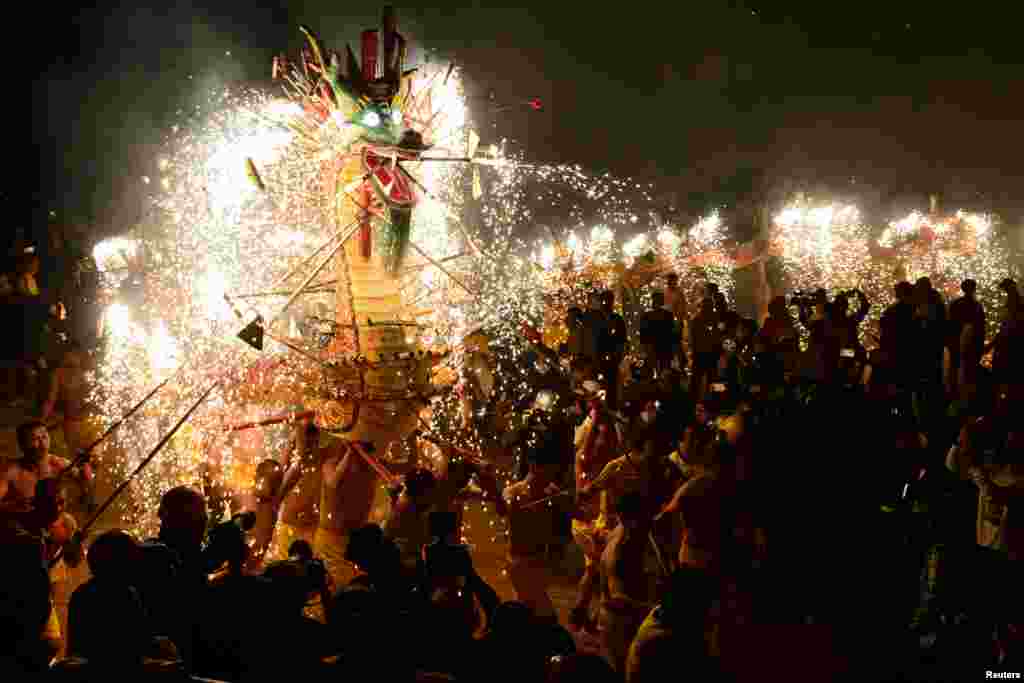 2018年3月2日，中国广东省梅州市，人们舞火龙，以庆祝中国元宵节。