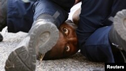 Un hombre que protesta por el mortal tiroteo policial contra Alton Sterling es detenido por la policía en Baton Rouge, Louisiana, el 9 de julio, de 2016.