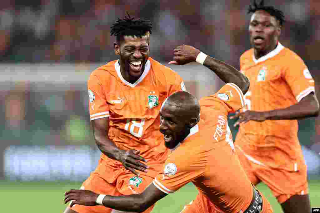 O médio #6 Seko Fofana da Costa do Marfim celebra o golo da sua equipa durante o jogo de futebol do grupo A da Taça das Nações Africanas (CAN) 2023 entre a Costa do Marfim e a Guiné-Bissau no Estádio Olímpico Alassane Ouattara em Ebimpe, Abi, em janeiro de 2024.