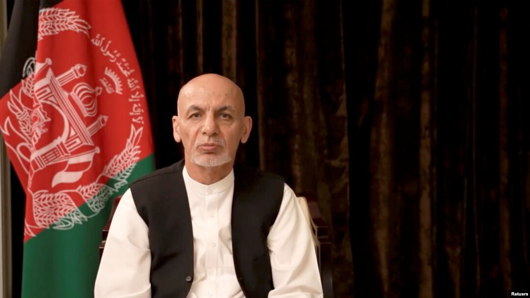 El expresidente afgano Ashraf Ghani pronuncia un discurso sobre los últimos acontecimientos en el país desde su exilio en los Emiratos Árabes Unidos. [Foto tomada de un video de las redes sociales el 18 de agosto de 2021].
