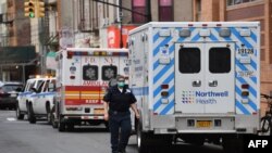 一名患者被救护车送入纽约市布鲁克林区一家医院的急救室。(2020年4月7日)