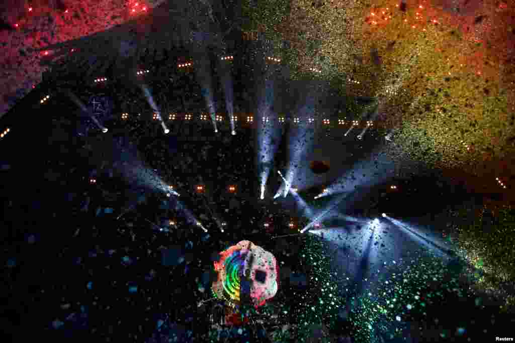 ក្រុម​ចម្រៀង Coldplay ធ្វើ​ការ​សម្តែង​នៅ​លើ​ឆាក Pyramid នៅ​ឯ Worthy Farm ក្នុង​ក្រុង Somerset ​អំឡុងពេល​ពិធី​បុណ្យ Glastonbury Festival នៅ​ប្រទេស​អង់គ្លេស កាល​ពី​ថ្ងៃ​ទី០៦ ខែ​មិថុនា ឆ្នាំ​២០១៦។
