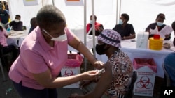 Mtu anadungwa chanjo ya Johnson & Johnson katika kituo cha kuchanja, Soweto, Afrika Kusini, Ijumaa, Agosti 20, 2021.(AP Photo/Denis Farrell)