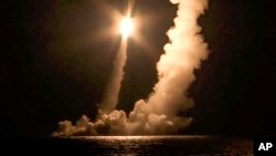 資料照片：俄羅斯海軍弗拉基米爾·莫諾馬赫號核潛艇2020年12月12日從俄羅斯鄂霍次克色拉發射洲際彈道導彈。