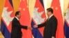 资料照片：2019年4月29日柬埔寨首相洪森与中国国家主席习近平在北京人民大会堂会晤前握手。（路透社照片）