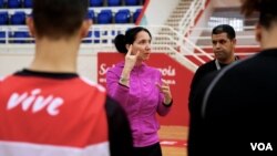 Kocha wa mpira wa Kikapu wa Australia Liz Mills, aliyeajiriwa kufundisha ABC Fighters ya Ivory Coast ambapo mwaka jana alikuwa na Klabu ya AS Sale ya Morocco ndiye kocha mkuu wa kwanza wa kike wa BAL. (VOA).