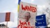 UKRUna persona sostiene un cartel con una imagen del presidente ruso Vladimir Putin durante una protesta 