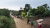 Des personnes fuient le lieu d'une attaque attribuée aux combattants ADF dans le village de Halungupa près de Beni en RDC, le 18 février 2020. AFP / Alexis Huguet