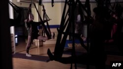 A Kiev, du yoga dans le noir pour tenir face à la guerre