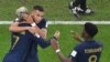 Attaquant ya France #07 Antoine Griezmann azali kosepela na attaqquant ya France #10 Kylian Mbappé elongo na milieu #08 Aurelien Tchouameni mpo na mongete na bango eboyamaki nsima na match na Tunisie na groupe A ya Mondial Qatar 2022 na stade Al-Rayyan, D