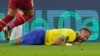 Meymar fe grimas apre li tonbe sou teren an pandan match seleksyon nasyonal Brezil la kont Serbi nan Gwoup G a, Jedi 24 Nov. 2022. 