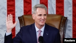 Ketua DPR AS yang baru Kevin McCarthy dilantik setelah terpilih sebagai Ketua DPR AS berikutnya dalam pemungutan suara putaran ke-15 di Gedung Capitol di Washington, AS, 7 Januari 2023. (Foto: REUTERS/Evelyn Hockstein)