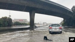 2022年12月31日，星期六，加利福尼亞州舊金山南部101號公路上，車輛駛過被洪水淹沒的車道。從除夕開始，北加利福尼亞州大部分地區都在實行洪水警戒。