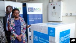 Waziri wa afya wa Uganda Jane Ruth Aceng akipokea masanduku yenye chanjo ya majaribio dhidi ya ebola, Entebbe, Uganda Dec 8, 2022.
