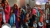 পাকিস্তানের সেহওয়ানে বর্ষা মৌসুমে বৃষ্টি এবং বন্যা দুর্গতরা একটি শিবিরে খাদ্য গ্রহণের জন্য জড়ো হচ্ছে। ১৪ সেপ্টেম্বর, ২০২২। ফাইল ছবি।