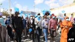 Wafuasi wa wagombea urais wa vyama mbalimbali vya upinzani wakiandamana mjini Mogadishu Februari 19, baada ya Somalia kushindwa kufanya uchaguzi katika tarehe iliyopangwa na Rais Mohamed Abdullahi Mohamed kutoondoka madarakani na kusababisha mgogoro wa kikatiba.