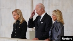 VaJoe Biden nemudzimai wavo Amai Jill Biden (kurudyi) vachiona bhokisi rine mutumbi waMambokadzi Elizabeth, Westminster Hall, London. Sept, 18, 2022.