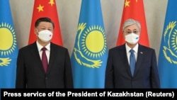 ប្រធានាធិបតី​ចិន​លោក Xi Jinping (ឆ្វេង) និង​ប្រធានាធិបតី​កាហ្សាក់ស្ថាន លោក Kassym-Jomart Tokayev ឈរ​ថតរូប​រួម​គ្នា​ក្នុង​អំឡុងពេល​នៃ​ជំនួប​មួយ​នៅ​ក្រុង Nur-Sultan កាហ្សាក់ស្ថាន ថ្ងៃទី ១៤ ខែកញ្ញា ឆ្នាំ២០២២។