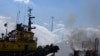 Bombeiros combatem fogo causado pelo ataque russo ao porto de Odessa