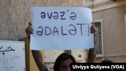 Fəallar Əvəz Hafizlinin qətli ilə bağlı məhkəmənin qarşısında etiraz edir (29 iyul, 2022)