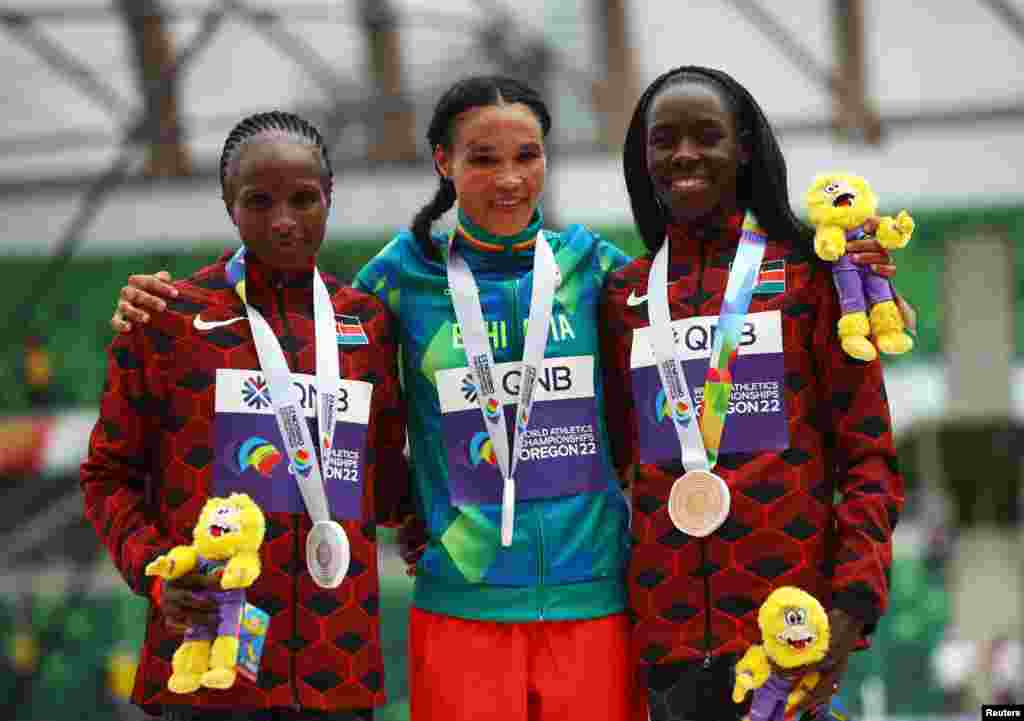 Letesenbet Gidey, wa Ethiopia anyakua medali ya dhahabu mbiyo za mita 10,000 akifuatwa na wakenya Hellen Obiri na Chelimo Kipkemboi