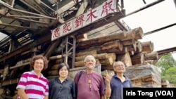 香港志記鎅木廠第二代傳人王鴻權（右一）、弟弟王鴻強（右二）、妹妹王美嬌（左一）與他們的姪女、木廠第三代傳人黃雯妮，希望保留超過70年的木廠招牌。(美國之音/湯惠芸)