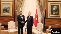 El presidente venezolano Nicolás Maduro le da la mano al presidente turco Tayyip Erdogan en el Palacio Presidencial en Ankara, Turquía, el 8 de junio de 2022.
