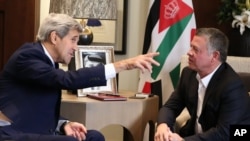 ព្រះ​ចៅ Abdullah II របស់​ប្រទេស​ហ្ស៊កដានី (រូប​ស្តាំ) ជួប​ជាមួយ​លោក​ John Kerry រដ្ឋ​មន្រ្តី​ការបរទេស​នៅ​រាជវាំង​ក្នុង​ក្រុង​អាម៉ាន់ ប្រទេស​ហ្ស៊កដានី។ 