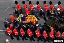 Gwaride la kijeshi likiupeleka mwili wa Malkia Elizabeth kutoka Kasri ya Buckingham kwenda Bungeni ambapo atawekwa kwa ajili ya shughuli za kitaifa, huko London, Sept. 14, 2022.
