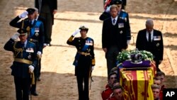 Mfalme Charles III, Prince William, Princess Anne, wakilipigia saluti pamoja na Prince Andrew, wakati jeneza la Malkia Elizabeth II, likiingizwa katika Kasri ya Westminster, London, Jumatano, Septemba 14, 2022. (Ben Stansall/Pool via P)
