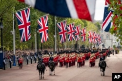 Gwaride la kijeshi linafanyika wakati wa jeneza la Malkia Elizabeth II, likitolewa Kasri ya Buckingham kwenda Ukumbi wa Westminster.
